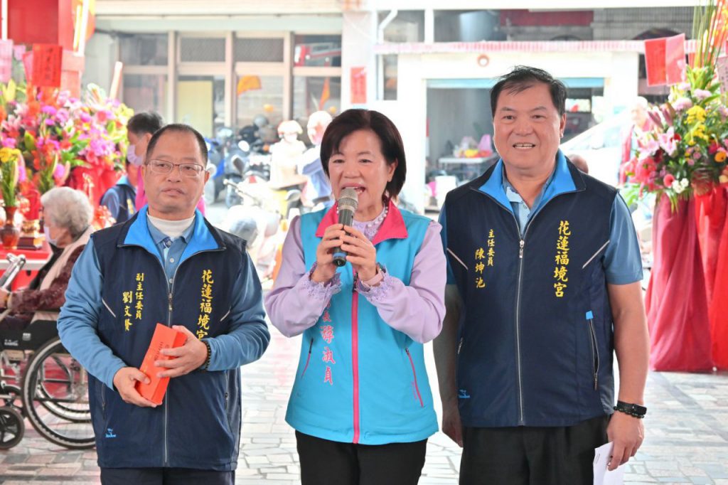 吉安鄉長游淑貞福境宮同慶福德正神千秋    發放平安金麵線助弱勢插图